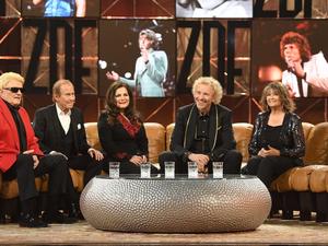 Heino, Michael Holm, Marianne Rosenberg, Thomas Gottschalk, Wencke Mhyre in „50 Jahre ZDF-Hitparade“.