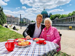 Maximilian Arland mit seiner Oma Margarethe, die mit 88 Jahren noch seinen Fanclub leitet. 