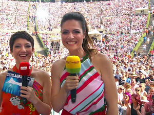 Madeleine Wehle und Franziska Maushake moderieren „Die Schlagernacht 2019 in der Berliner Waldbühne“. 