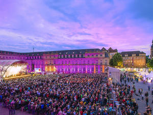 Die Atmosphäre auf dem Stuttgarter Schlossplatz beim „SWR4 Open Air“, das ihr am Samstagabend sehen könnt. 