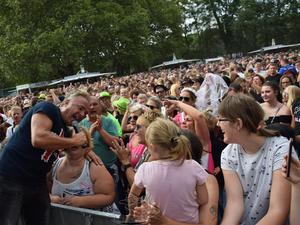 Tim Toupet feiert mit den Fans