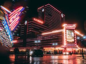 Casino mit Lichtern von außen