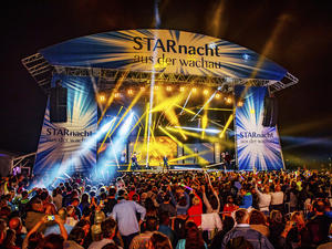 Die „Starnacht aus der Wachau“ Bühne mit Publikum davor
