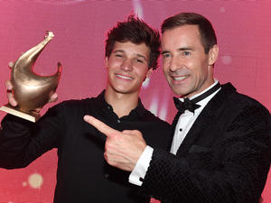 Gewinner Wincent Weiss mit dem Moderator der Gala Kai Pflaume. 