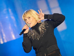 Anna Loos mit Mikrofon auf der Bühne