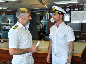 Staff-Kapitän Martin Grimm (Daniel Morgenroth, li.) und Kapitän Max Parger (Florian Silbereisen) geraten auf dem „Traumschiff“ aneinander. 
