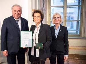 LH Hermann Schützenhofer überreichte mit LT.-Präs. Gabriele Kolar das Goldene Ehrenzeichen an Monika Martin.
