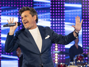 Thomas Anders singt impulsiv in ein Mikrofon