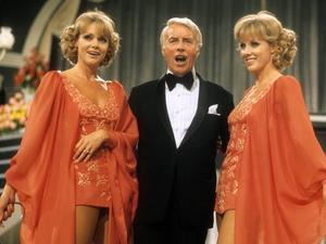 Johannes Heesters im Jahr 1975 mit Alice und Ellen Kessler in der ZDF-Show „Treffpunkt Herz“.