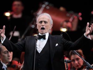 José Carreras singend vor einem Orchester