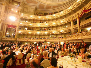 So prachtvoll geht es beim SemperOpernball zu. 