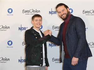 Sänger Ben Dolic und Komponist Boris Milanov bei der Verkündung des ESC-Kandidaten in Hamburg. 