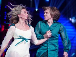 John Kelly von der Kelly Family und Regina Luca tanzen bei „Let's Dance“.