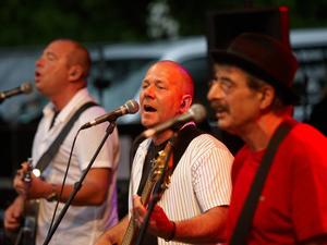 Gino Trovatello (Mitte) bei einem Auftritt mit der Band Räuber. 