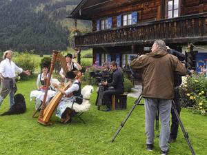 Hansi Hinterseer bei den Dreharbeiten zu „Im malerischen Tannheimer Tal“.