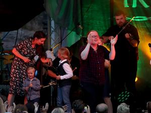 Angelo Kelly und seine Familie bei der "Irish Summer Tour" 2018. Links steht Sohn William neben seiner Mutter.