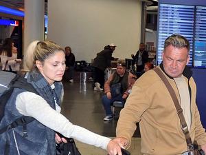 Yvonne Woelke und Peter Klein gemeinsam am Flughafen in Frankfurt