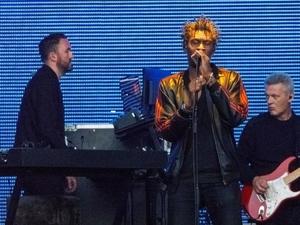 Massive Attack 2018 in Berlin, Angelo Bruschini rechts an der Gitarre