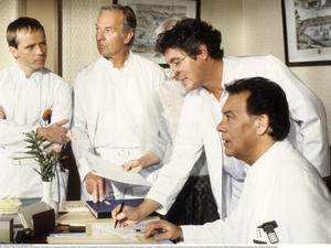 Die Schwarzwaldklinik: Michael Kausch, Horst Naumann, Volker Brandt und Klausjürgen Wussow im Dezember 1986