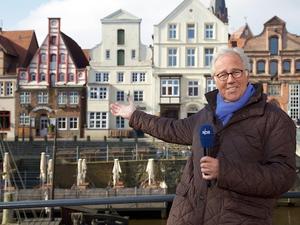 Moderator Lutz Ackermann im idyllischen Lüneburg.