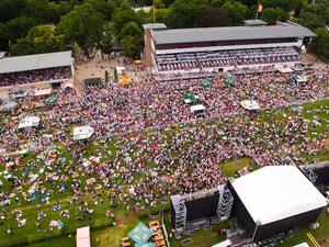 Über 20.000 Besucher waren beim letzten „radio B2 SchlagerHammer“ auf der Berliner Rennbahn Hoppegarten dabei.