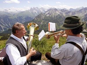 Das BR lädt ein zum „Musikantentreffen in Alpbach“.