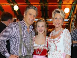 Claudia Jung, ihr Mann Hans Singer und Tochter Hanna auf dem Oktoberfest 2017.