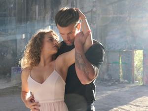 Jay Khan und Tessa Altmann in „Sie steht auf Dirty Dancing“.