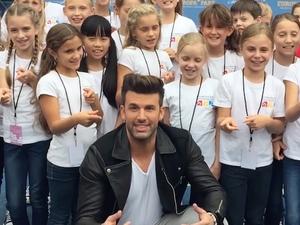 Jay Khan mit einem Kinderchor bei „Immer wieder sonntags“.