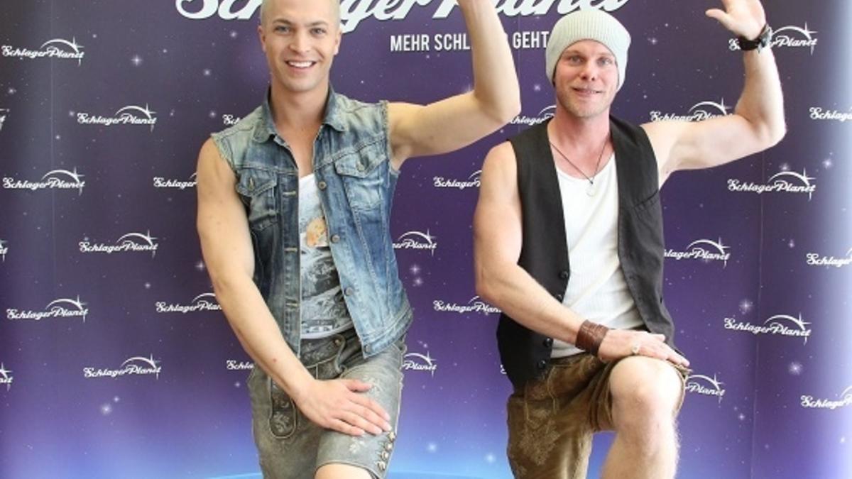 So Tanzt Man Den Schuhplattler Richtig Rowan classen and tamara carlin , performing the high energy explosive, knee dance.
