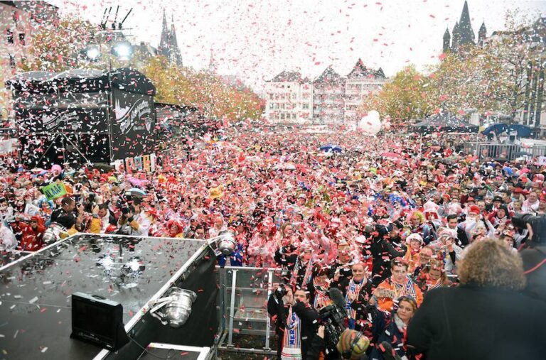 Das Warten hat endlich ein Ende, die Jecken sind wieder los! Nach dem gemeinsamen Countdown mit dem Präsidenten der Ostermann-Gesellschaft, Ralf Schlegelmilch, wird pünktlich um 11.11 Uhr auf dem Heumarkt der Straßenkarneval in Ko╠êln ero╠êffnet.