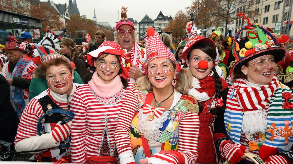 Das Warten hat endlich ein Ende, die Jecken sind wieder los! Nach dem gemeinsamen Countdown mit dem Präsidenten der Ostermann-Gesellschaft, Ralf Schlegelmilch, wird pünktlich um 11.11 Uhr auf dem Heumarkt der Straßenkarneval in Ko╠êln ero╠êffnet.