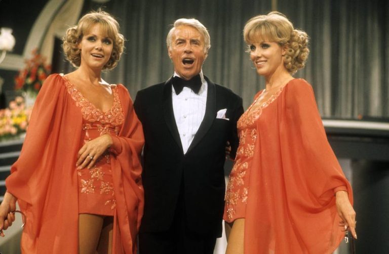 Johannes Heesters im Jahr 1975 mit Alice und Ellen Kessler in der ZDF-Show “Treffpunkt Herz”.