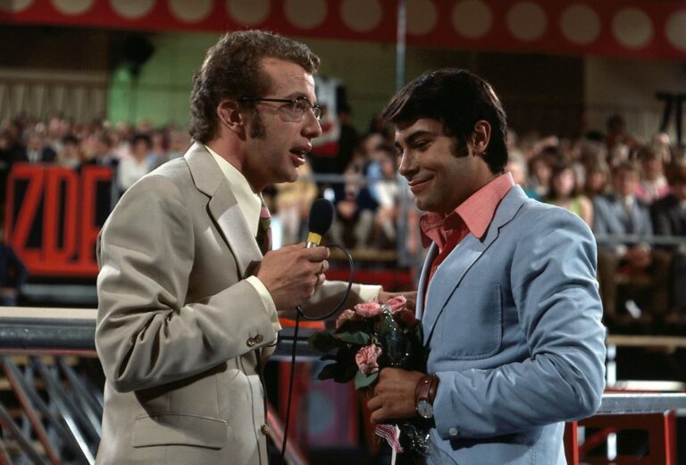 Dieter Thomas Heck und Roy Black in einem Ausschnitt aus “50 Jahre ZDF-Hitparade”.