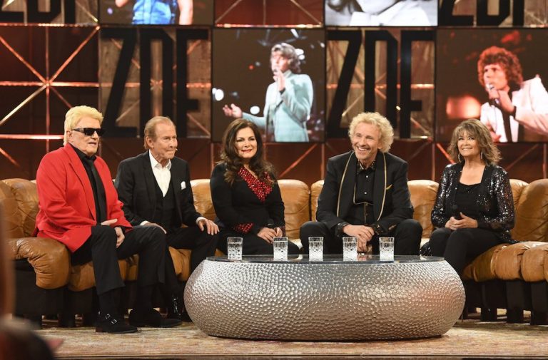 Heino, Michael Holm, Marianne Rosenberg, Thomas Gottschalk, Wencke Mhyre in “50 Jahre ZDF-Hitparade”.