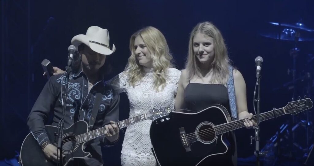 Stefanie Hertel mit Mann Lanny Lanner und Tochter Johanna in Paris auf der Bühne.