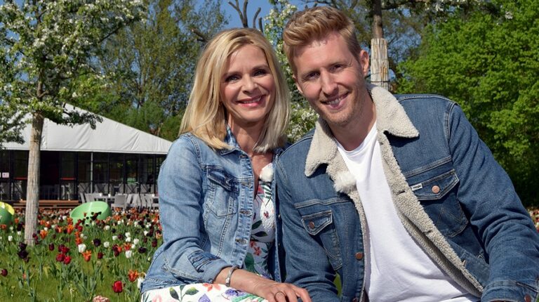 Maximilian Arland begrüßt unter anderem Uta Bresan in seiner TV-Show.