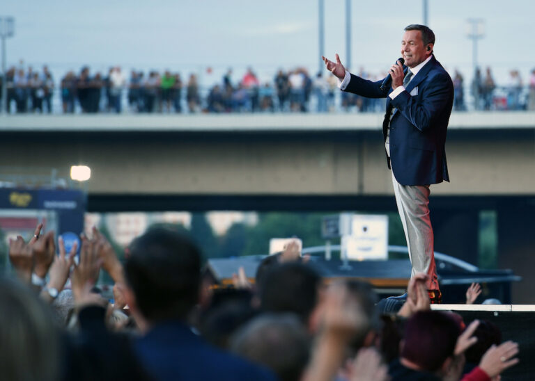 Roland Kaiser auf der “Kaisermania”-Bühne in Dresden.
