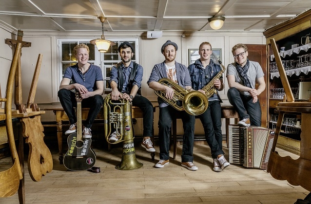 Die Fäaschtbänkler veröffentlichen ihr neues Video zu “24 Genres”.