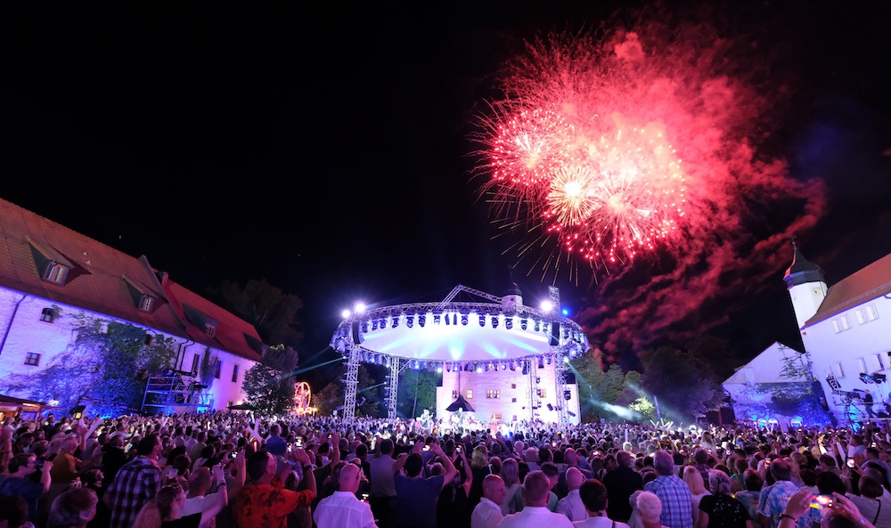 Die "Schlager des Sommers"-Bühne vor dem Wasserschloss Klaffenbach.