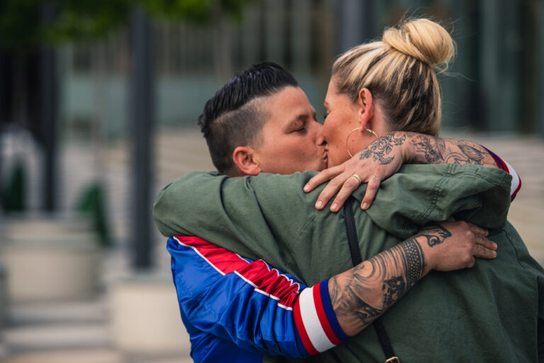 Kerstin Ott und Ehefrau Karolina küssen sich am Rande des Videodrehs zu “Alles so wie immer” in Berlin. 