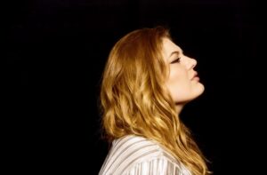 Alina präsentiert uns ihren Song “Nie vergessen” und das passende Video dazu.