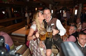 Stefan Mross und Anna-Carina Woitschack turtelten auch auf der Wies'n was das Zeug hält.