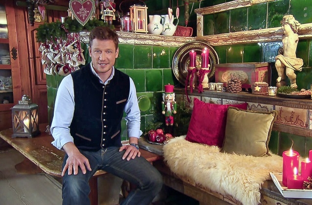 In “Weihnachten bei uns daheim” feiern im SWR zahlreiche Schlager-Stars mit.
