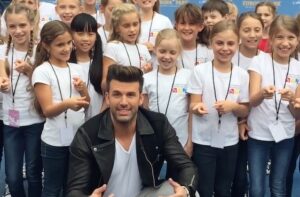 Jay Khan mit einem Kinderchor bei “Immer wieder sonntags”.