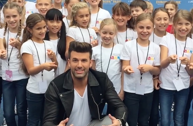 Jay Khan mit einem Kinderchor bei “Immer wieder sonntags”.