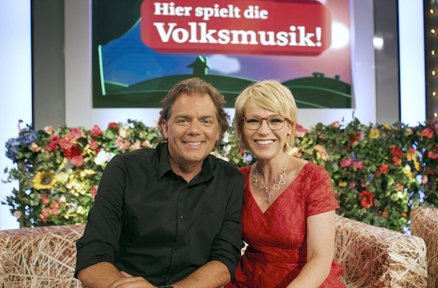 Andrea Ballschuh und Hubert Trenkwalder präsentieren am Sonntag “Hier spielt die Volksmusik!”.