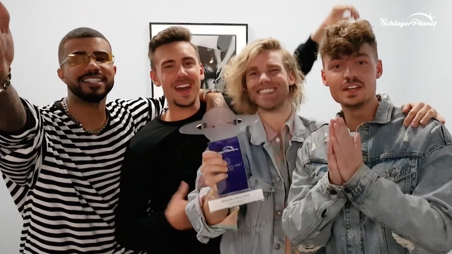 Feuerherz freuen sich über ihren Schlagerplanet Award. 