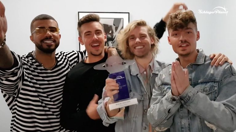 Feuerherz freuen sich über ihren Schlagerplanet Award. 