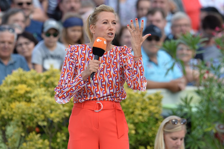 Andrea Kiewel in Action beim “ZDF Fernsehgarten”.